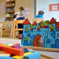 Soielzeug in einer Kita, im Hintergrund spielen Kinder