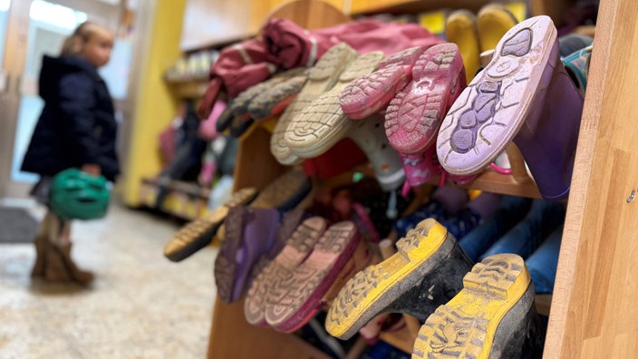 Kinder-Gummistiefel auf einem Ständer