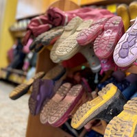 Kinder-Gummistiefel auf einem Ständer
