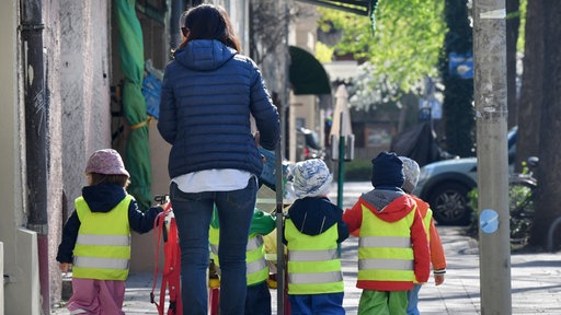 Eine Erzierhin ist mit fünf Kindern auf einem Ausflug
