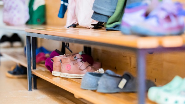 Schuhregal in einer Kita
