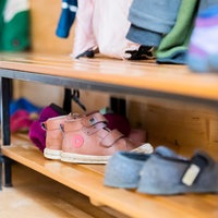 Schuhregal in einer Kita