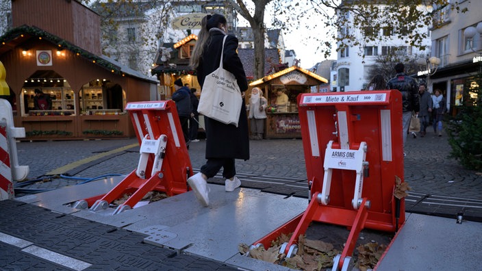 Klappbare Barrieren vor dem Weihnachtsmarkt in Bonn sollen das Eindringen von unbefugten Fahrzeugen verhindern