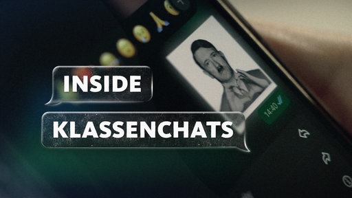Smartphone, auf dem ein Hitlerbild in einem Gruppenchat zu sehen ist