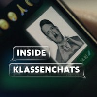 Smartphone, auf dem ein Hitlerbild in einem Gruppenchat zu sehen ist
