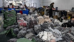 Kleidungsbündel des chinesischen Fast-Fashion-Händlers Shein in einer Fabrik
