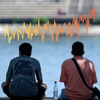 Collage: Eine Grafik zeigt die Jahresdurchschnittstemperatur in NRW im Verlauf und zwei Jungs am Wasser