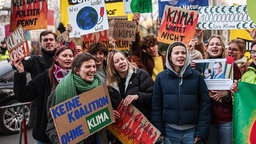 Die Klimaaktivistinnen Carla Reemtsma und Luisa Neubauer protestieren Mitte März gegen das neue Sondervermögen vor dem Konrad-Adenauer-Haus in Berlin