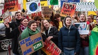 Die Klimaaktivistinnen Carla Reemtsma und Luisa Neubauer protestieren Mitte März gegen das neue Sondervermögen vor dem Konrad-Adenauer-Haus in Berlin