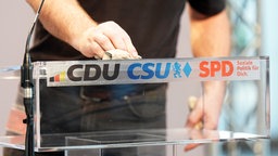 Die Rednerpulte werden vor einer Pressekonferenz der Parteivorsitzenden von Union und SPD