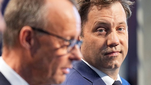 Friedrich Merz (l), Unions-Kanzlerkandidat und CDU-Bundesvorsitzender, und Lars Klingbeil, SPD-Fraktions- und Bundesvorsitzender, geben eine Pressekonferenz