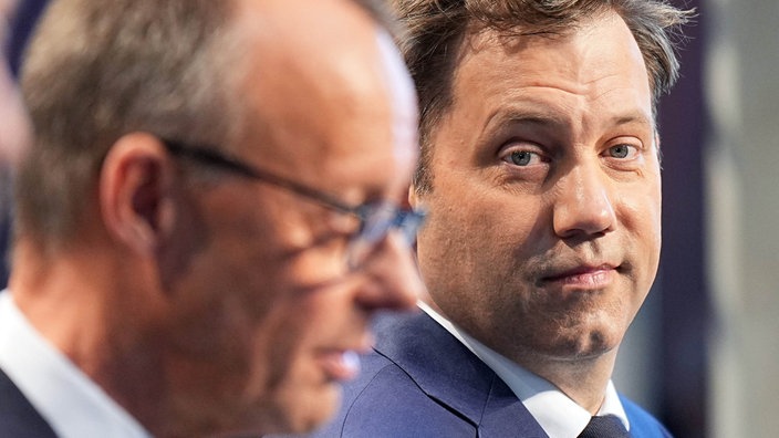 Friedrich Merz (l), Unions-Kanzlerkandidat und CDU-Bundesvorsitzender, und Lars Klingbeil, SPD-Fraktions- und Bundesvorsitzender, geben eine Pressekonferenz