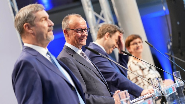 Markus Söder (l-r), Ministerpräsident von Bayern und CSU-Vorsitzender, Friedrich Merz, Unions-Kanzlerkandidat und CDU-Bundesvorsitzender, Lars Klingbeil, SPD-Fraktions- und Bundesvorsitzender, und Saskia Esken, SPD-Bundesvorsitzende