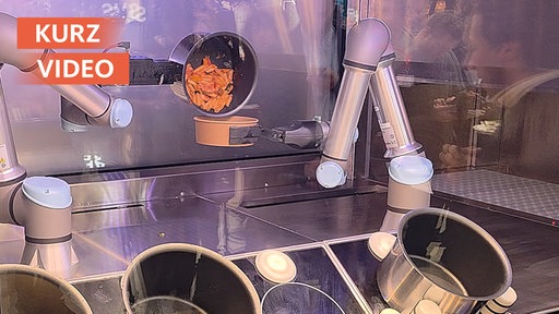 Ein Roboter kocht Mittagessen.