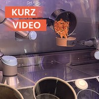 Ein Roboter kocht Mittagessen.