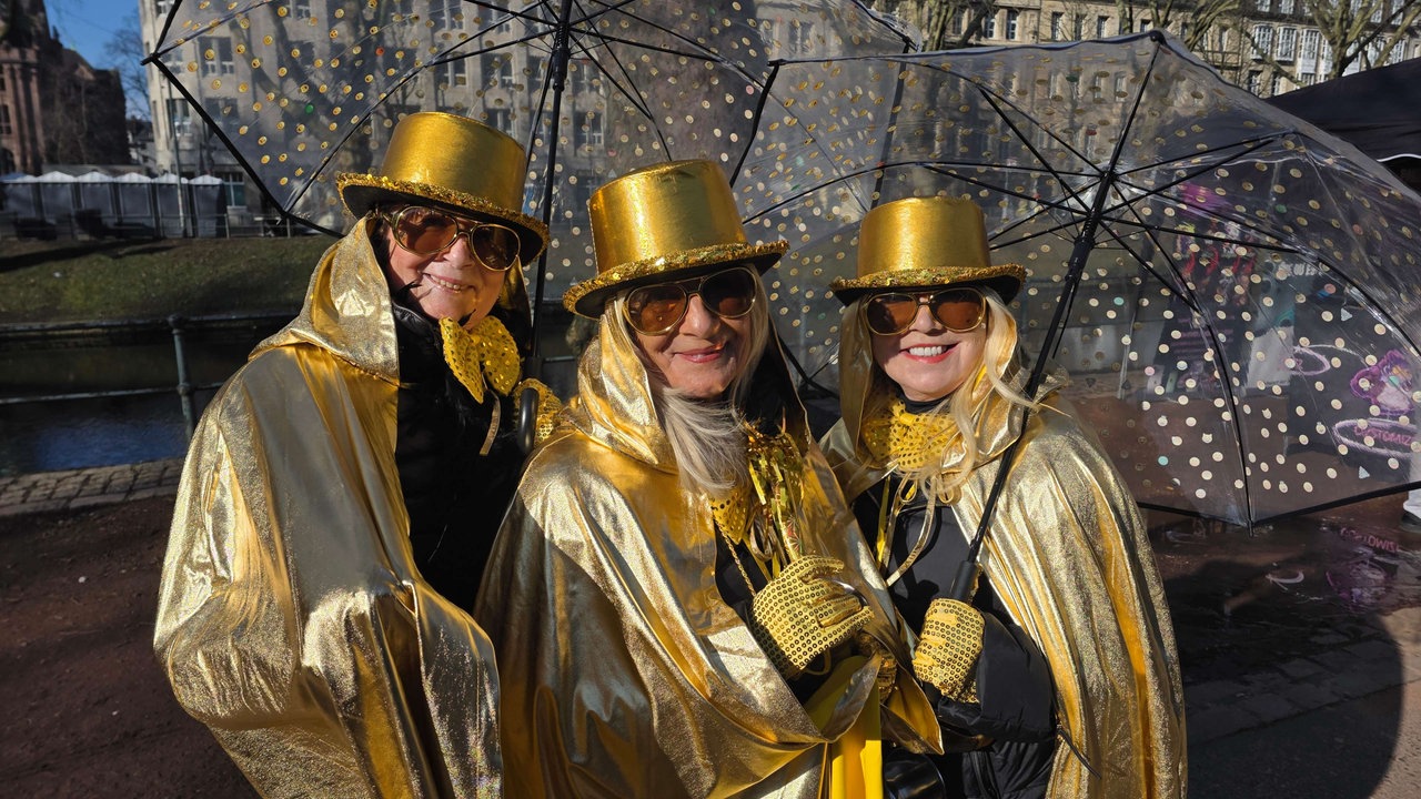 Drei Frauen in goldenen Kostümen