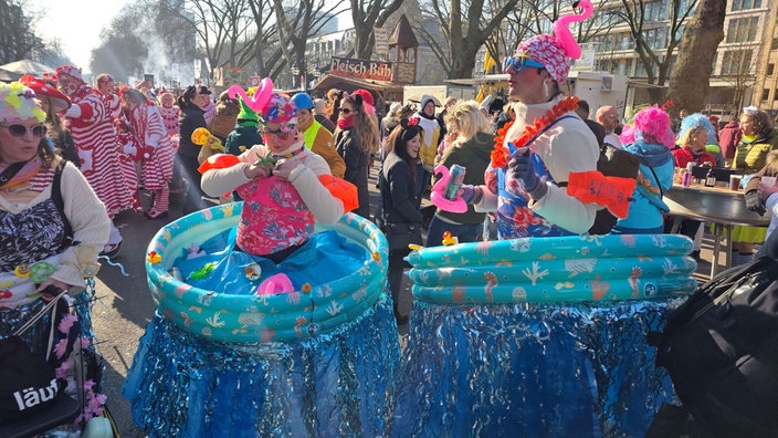 Zwei Feiernde als Swimming Pool verkleidet 
