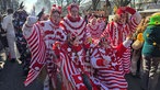 Eine Gruppe an kostümierten Freunden in rot weiß