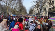 Viele Menschen feiern Karneval auf der Kö in Düsseldorf 