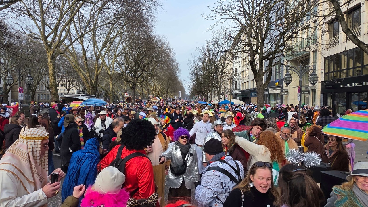 Viele Menschen feiern Karneval auf der Kö in Düsseldorf 