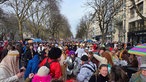 Viele Menschen feiern Karneval auf der Kö in Düsseldorf 