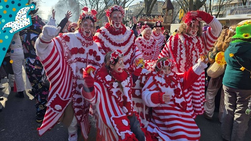 Eine Gruppe an kostümierten Freunden in rot weiß