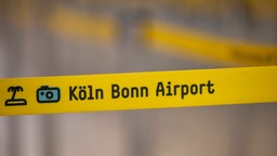 Absperrbänder am Flughafen Köln Bonn