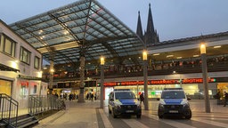 Polizeiautos stehen vor dem Kölner Hauptbahnhof