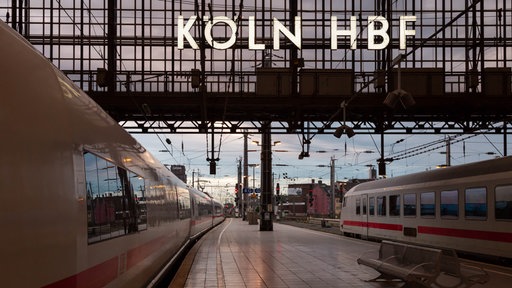 Bahnsteig im Kölner Hauptbahnhof, über dem Bahnsteig hängt der Schriftzug "KÖLN HBF"