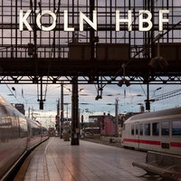 Bahnsteig im Kölner Hauptbahnhof, über dem Bahnsteig hängt der Schriftzug "KÖLN HBF"