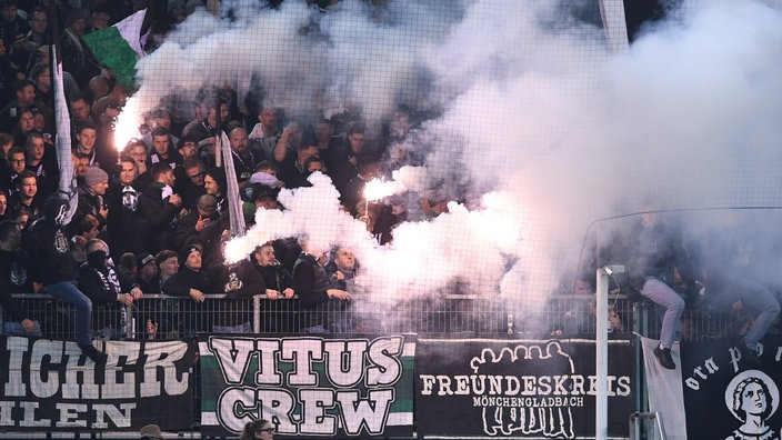 Mönchengladbacher Fans zünden Bengalos 