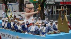 Motivwagen mit dem Oberbürgermeister mit dem Olympischen Feuer nimmt am Rosenmontagszug in Köln teil