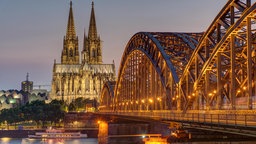 Der Kölner Dom und die Hohenzollernbrücke während des Sonnenuntergangs