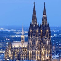 Der Kölner Dom wird von neuen LED-Strahlern beleuchtet