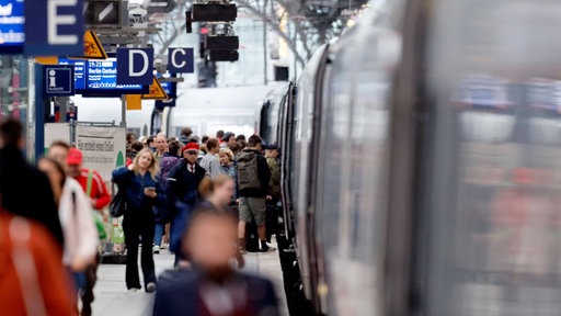 Reisende am Kölner Hauptbahnhof