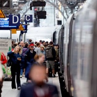 Reisende am Kölner Hauptbahnhof