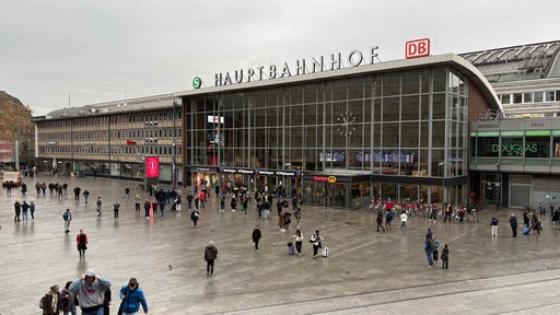 Der Bahnhofsvorplatz in Köln bei Regen