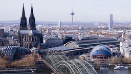 Züge fahren in den Hauptbahnhof ein - oder verlassen ihn über die Hohenzollernbrücke