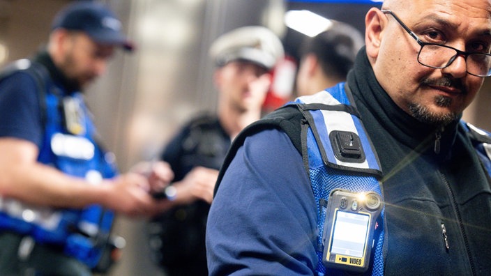 Im Rahmen der großangelegte Kontrolle der Rheinbahn mit 30 Mitarbeitern in der Innenstadt zwischen Hauptbahnhof und der Altstadt, sind einige Kontrolleure mit Bodycams ausgerüstet.