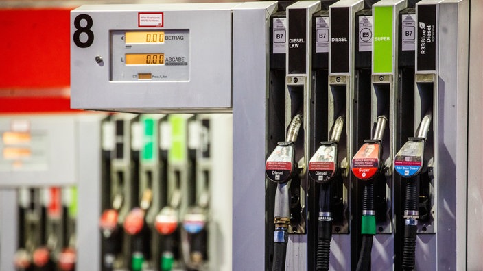 Zapfsäulen an einer Tankstelle