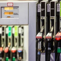 Zapfsäulen an einer Tankstelle