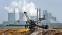 Ein Bagger fährt vor der Kulisse des RWE-Kraftwerkes Niederaußem durch den Tagebau Garzweiler in der Nähe von Grevenbroich Braunkohle 