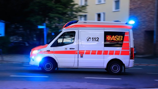 Krankenwagen auf Alarmfahrt in Essen 