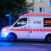 Krankenwagen auf Alarmfahrt in Essen 