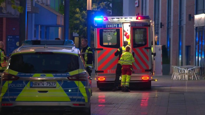 Abtransport einer Verletzten im Krankenwagen