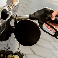 Ein Frau beim Betanken eines Fahrzeugs an einer Tankstelle