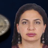 Fahndungsfoto der Kryptoqueen Ruja Ignatova vor symbolisierter Kryptowährung