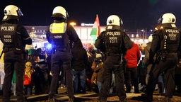 Vier Polizisten auf der pro-kurdischen Demo vor dem Dortmunder Hauptbahnhof