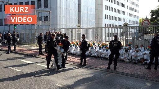 Thumbnail des Kurzvideos, auf dem vermummte Demonstranten in Köln von der Polizei abgeführt werden