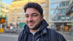 Ein junger Mann ist vom KVB-Streik am 27./28. Februar betroffen